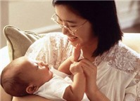 Nhận nuôi con nuôi dưới 06 tháng tuổi có được hưởng chế độ thai sản?