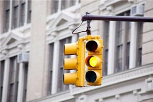 Vượt đèn vàng có vi phạm Luật Giao thông đường bộ?