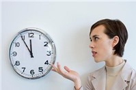 Công ty quy định thời gian làm việc có đúng luật không?