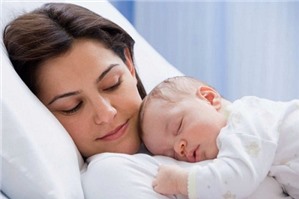 Nữ lao động nằm viện đến khi sinh thì có được hưởng thai sản?